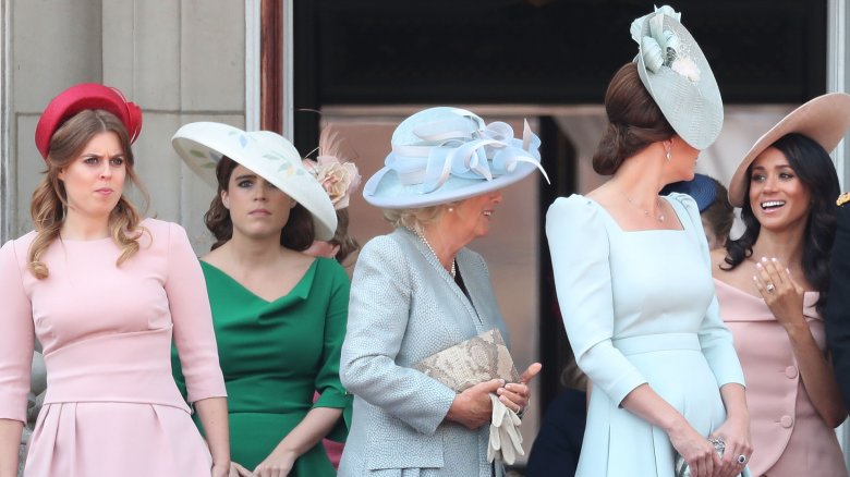 La princesa Beatriz, la princesa Eugenia, Camilla Parker-Bowles, Kate Middleton, Meghan Markle