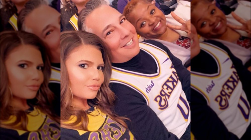 Chanel West Coast y familia en un juego de los Lakers