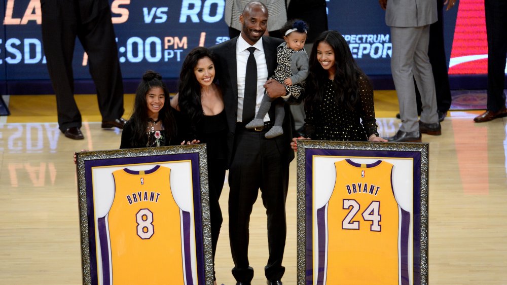 Kobe Bryant retira las camisetas No. 8 y No. 24 con la familia