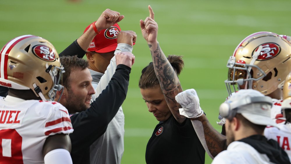 Katie Sowers con el equipo de San Francisco 49ers