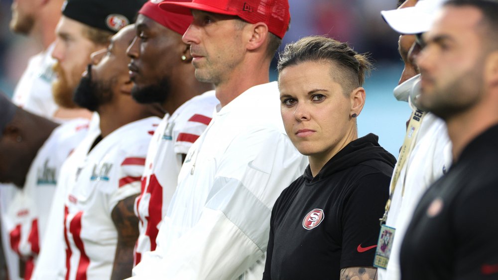 Katie Sowers con el equipo de San Francisco 49ers