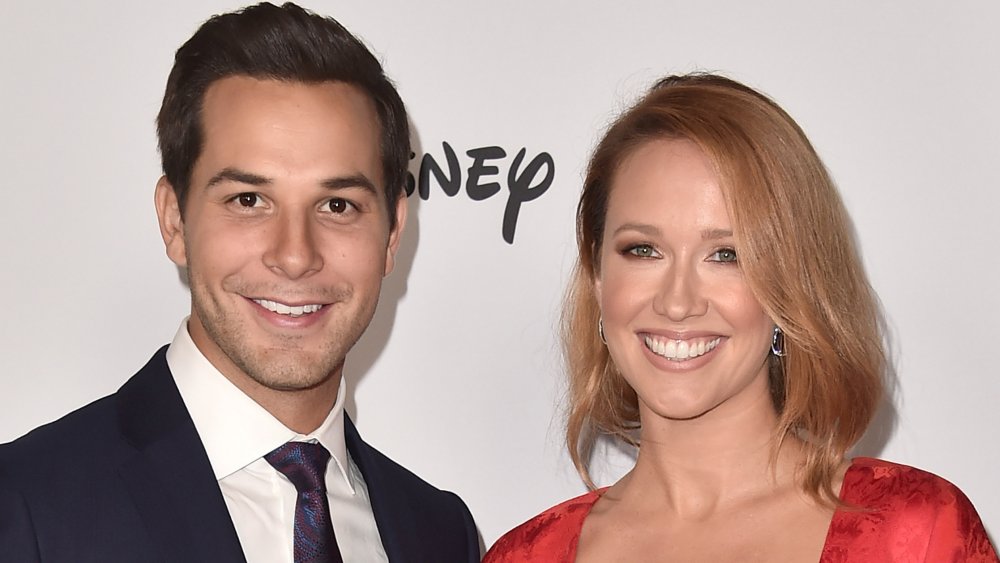 Anna Camp y Skylar Astin