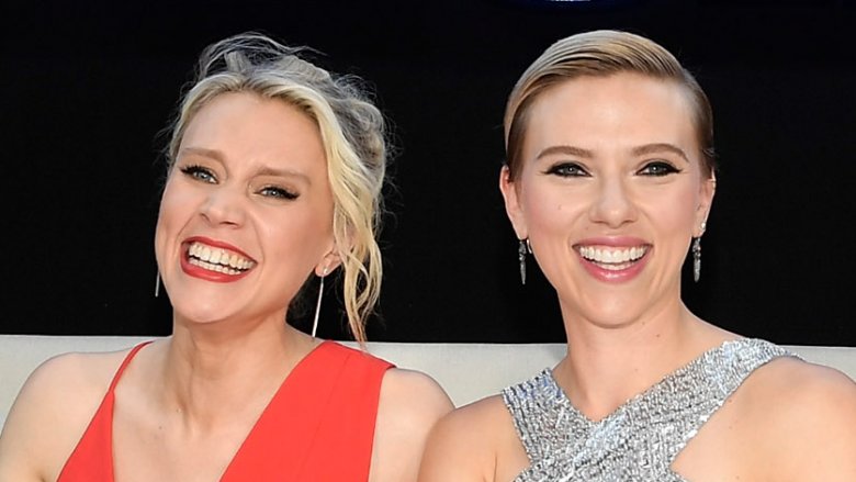 Kate McKinnon y Scarlett Johansson