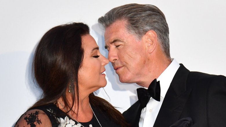 Pierce Brosnan y Keely Shaye Smith