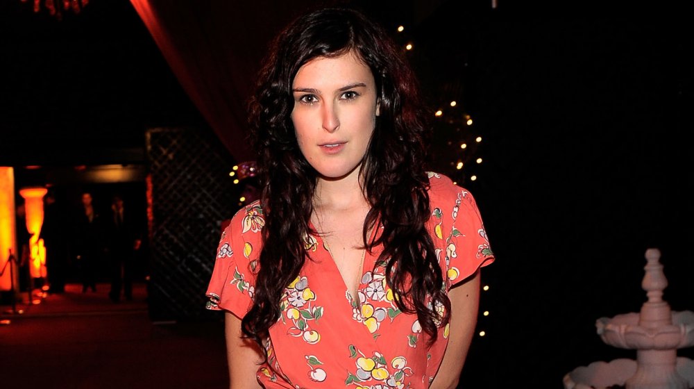 Rumer Willis con cabello largo y moreno