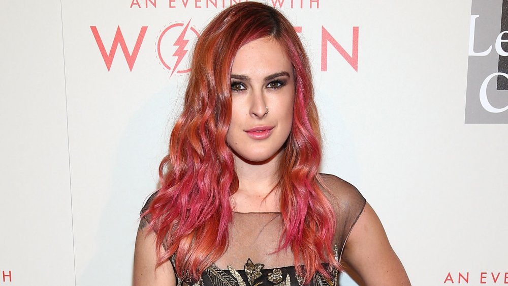 Rumer Willis se pone el cabello largo y rosado