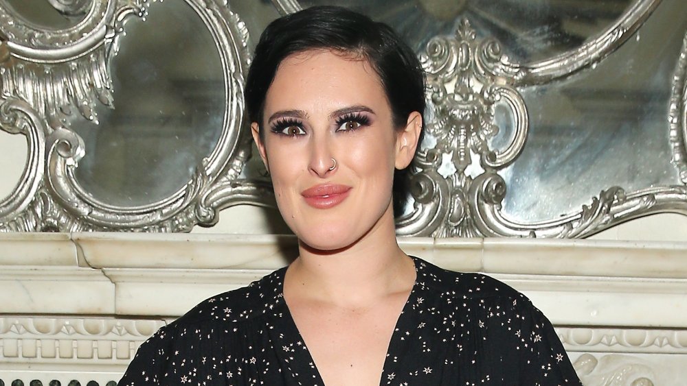 Rumer Willis meciendo un corte de duendecillo