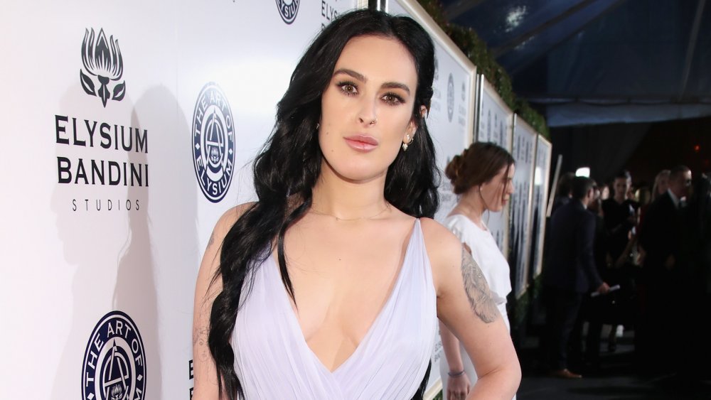 Rumer Willis con cabello largo y castaño