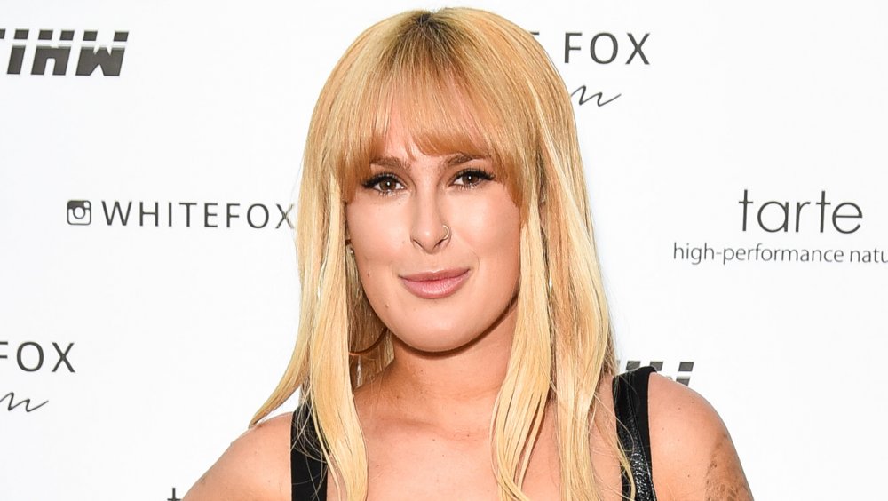 Rumer Willis con cabello rubio