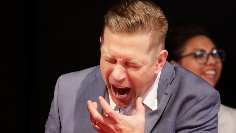 Stephen Baldwin gritando en el escenario