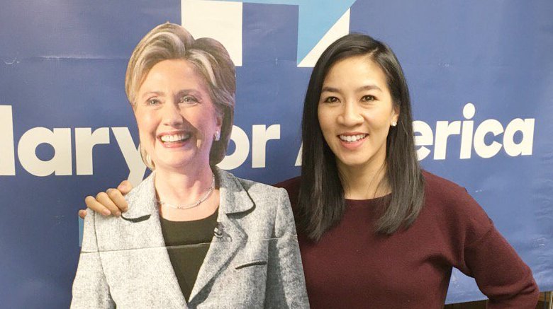 Michelle Kwan posa con un recorte de Hillary Clinton en 2016