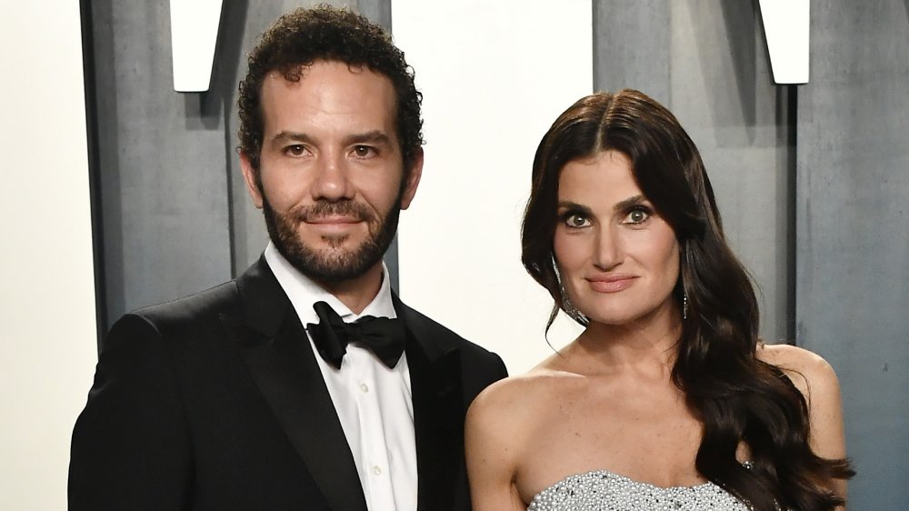 Idina Menzel y Aaron Lohr