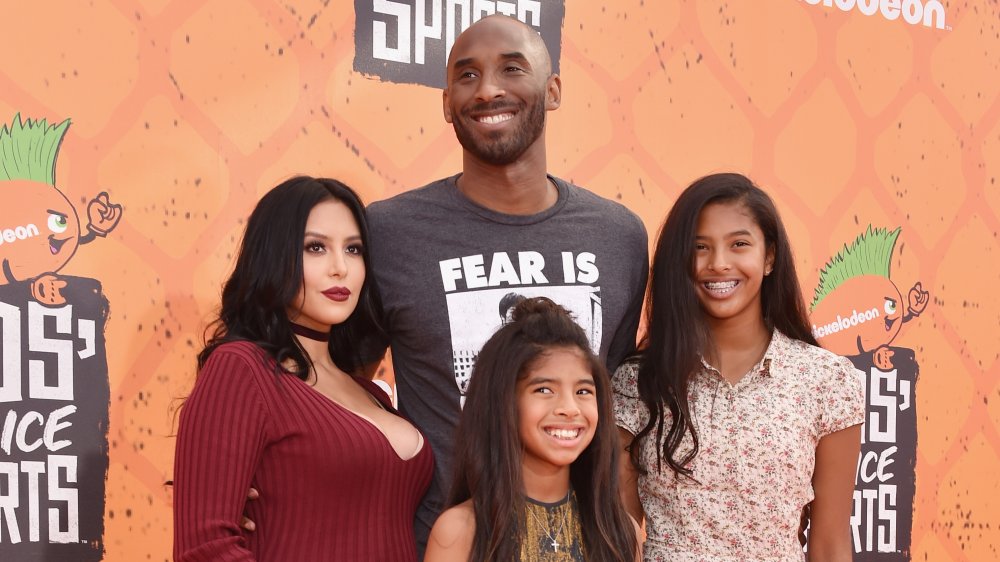 Kobe Bryant, Vanessa Bryant y dos de sus hijas.