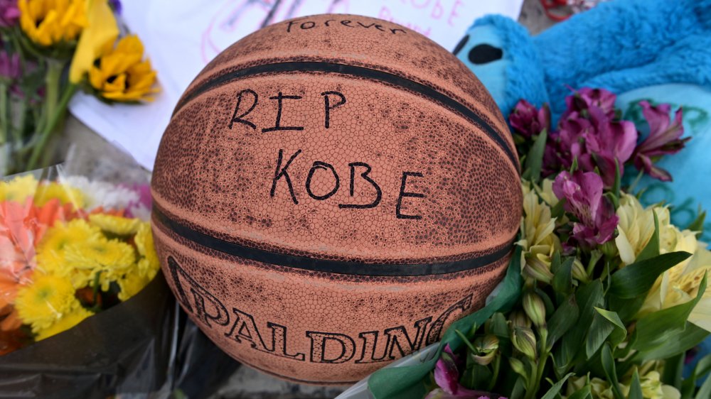 La gente llora en un improvisado memorial en la Academia Deportiva de Mamba por el ex gran Kobe Bryant de la NBA