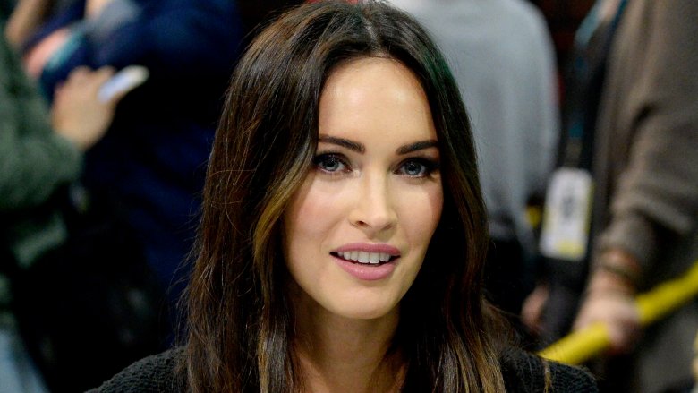 Megan Fox en una mesa para un evento de fans