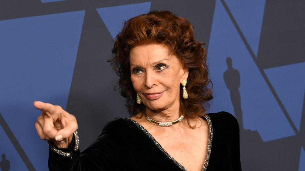 Sophia Loren señalando con el dedo