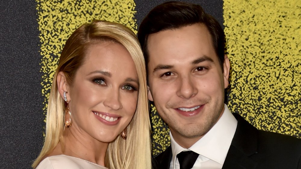 Anna Camp y Skylar Astin