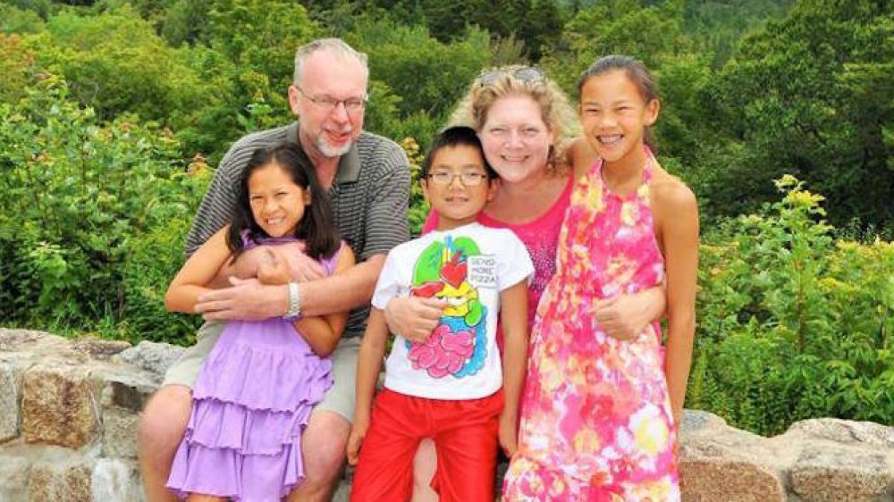 Levi Sanders, Rainè Riggs y sus tres hijos.