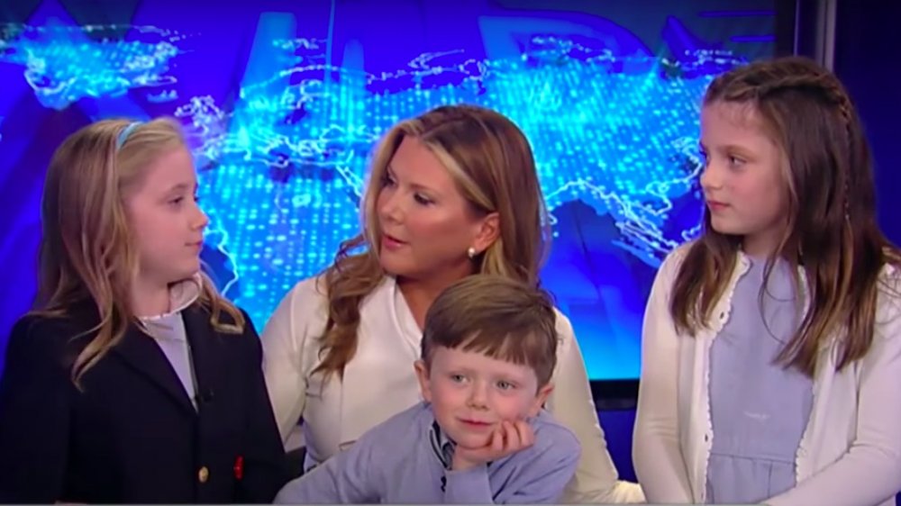 Trish Regan y niños