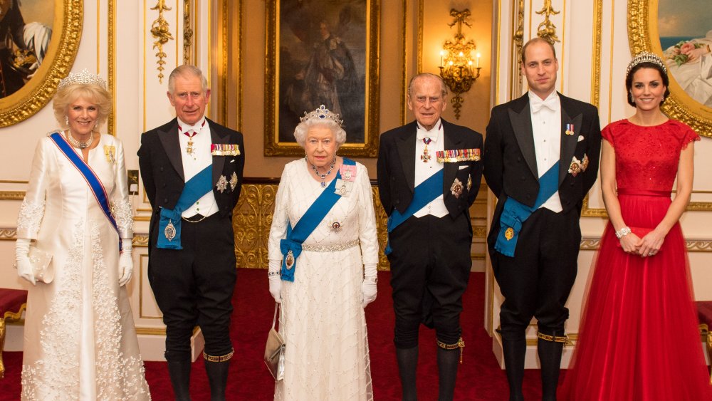 Miembros de la familia real, incluidos la reina Isabel, el príncipe Guillermo y Kate Middleton.