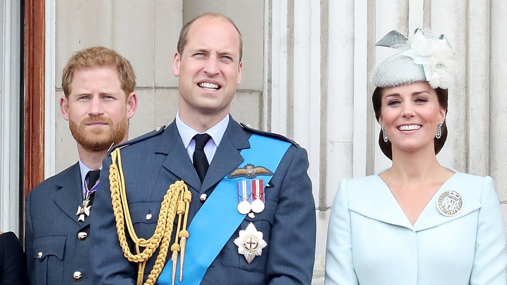 El príncipe Harry, el duque de Sussex, el príncipe William, el duque de Cambridge y Catherine, la duquesa de Cambridge miran el despegue de la RAF en el balcón del Palacio de Buckingham