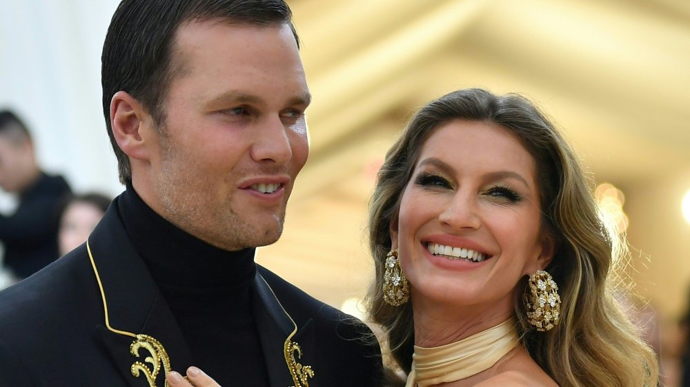 Tom Brady (L) y Gisele Bundchen llegan para la Gala Met 2018