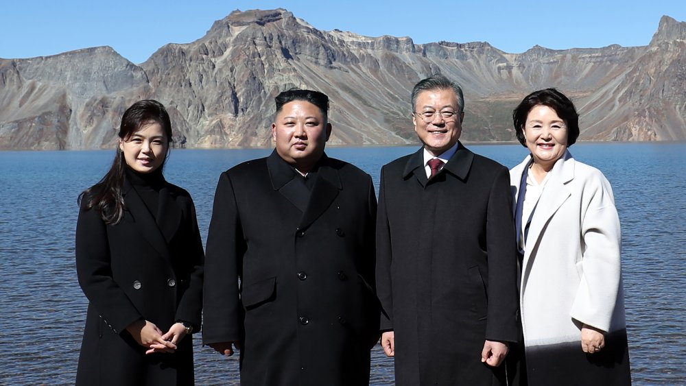 Ri Sol-ju, Kim Jong-un, el líder surcoreano Moon y su esposa