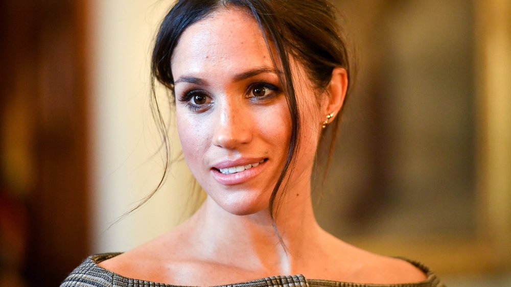 Meghan Markle conversa con personas dentro del Salón durante una visita al castillo de Cardiff