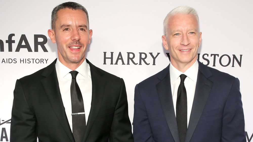 Anderson Cooper (L) y Benjamin Maisani asisten a la fiesta de Kathy Griffin Carnegie Hall Performance después de la fiesta