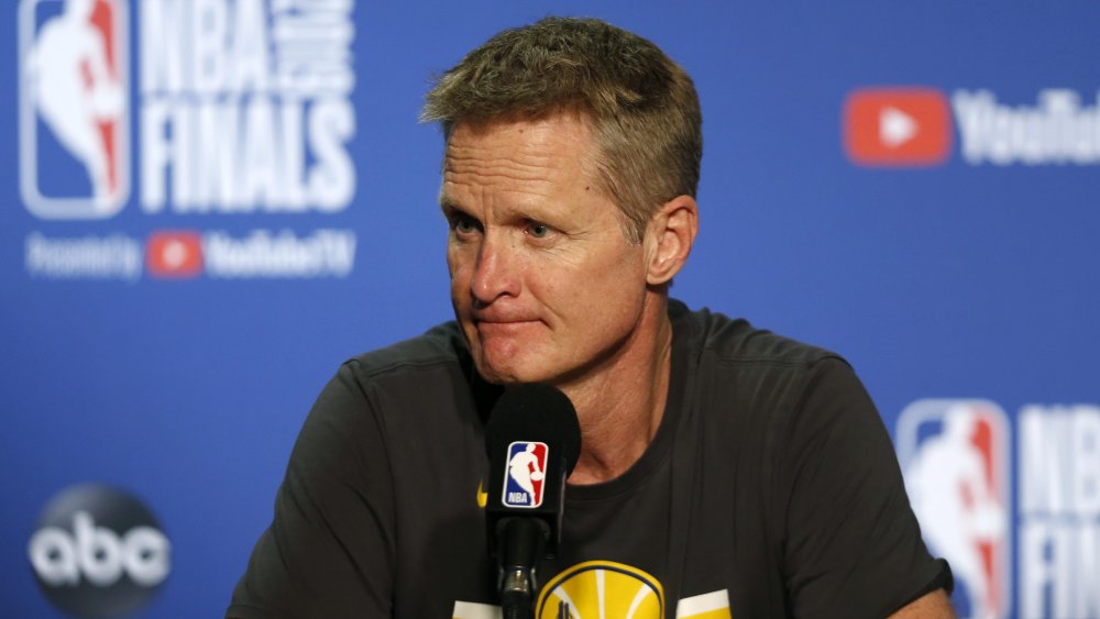 El entrenador en jefe Steve Kerr de los Golden State Warriors habla a los medios de comunicación después del Tercer Juego de las Finales de la NBA 2019 contra los Toronto Raptors