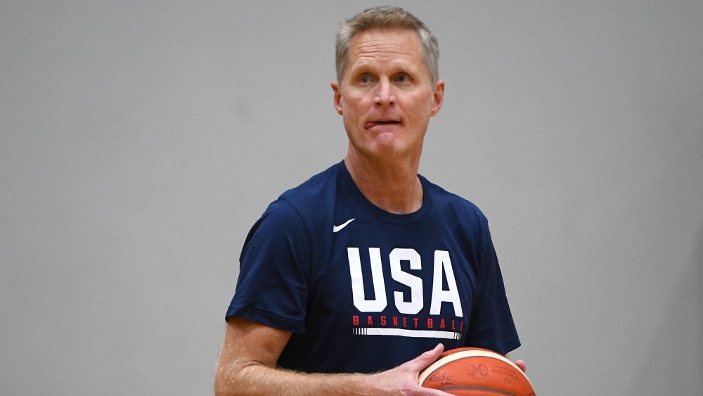 Steve Kerr, el entrenador asistente del equipo nacional de EE. UU. Observa durante la sesión de entrenamiento del equipo nacional de baloncesto de EE. UU.