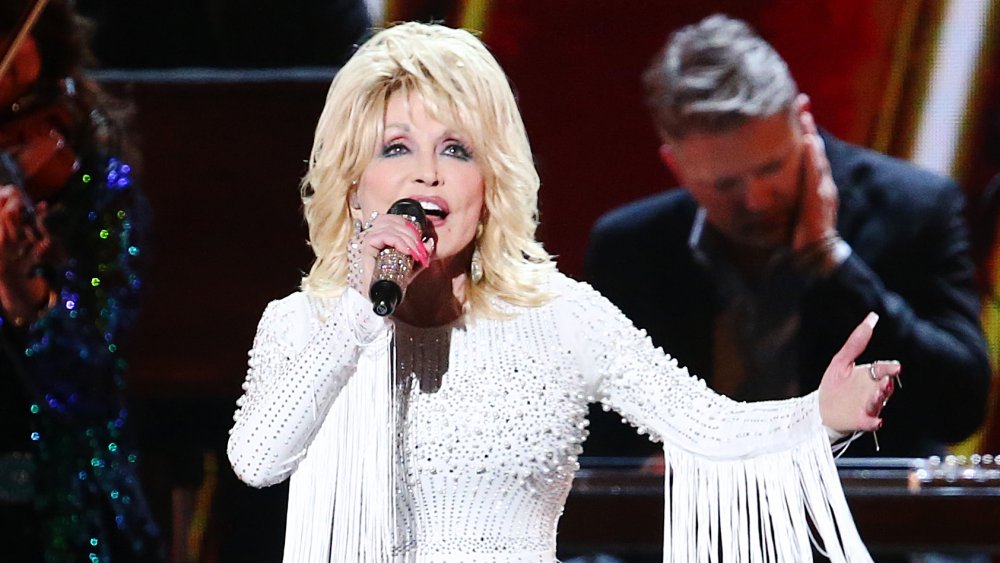 Dolly Parton se presenta en el escenario durante la 53ª entrega anual de los Premios CMA