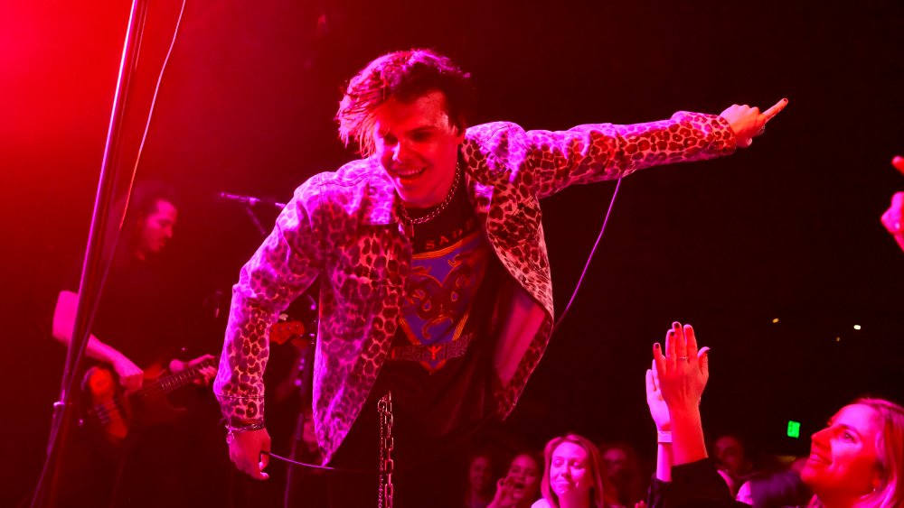 ¡Yungblud se presenta en el escenario con Third Eye Blind durante Less Noise, More Music!