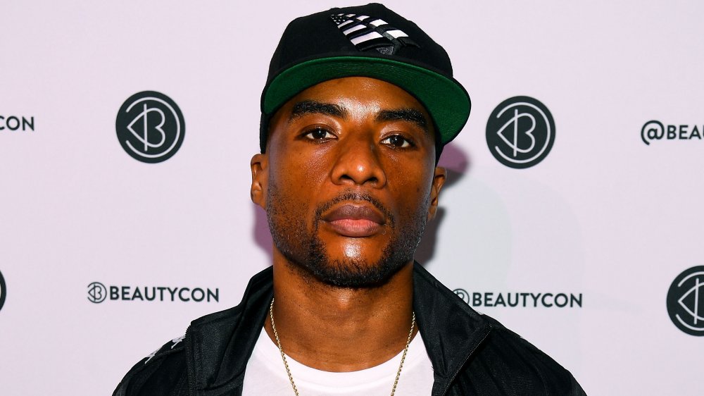 Charlamagne Tha God posa detrás del escenario en el Beautycon Festival de Nueva York 2019 en el Jacob Javits Center