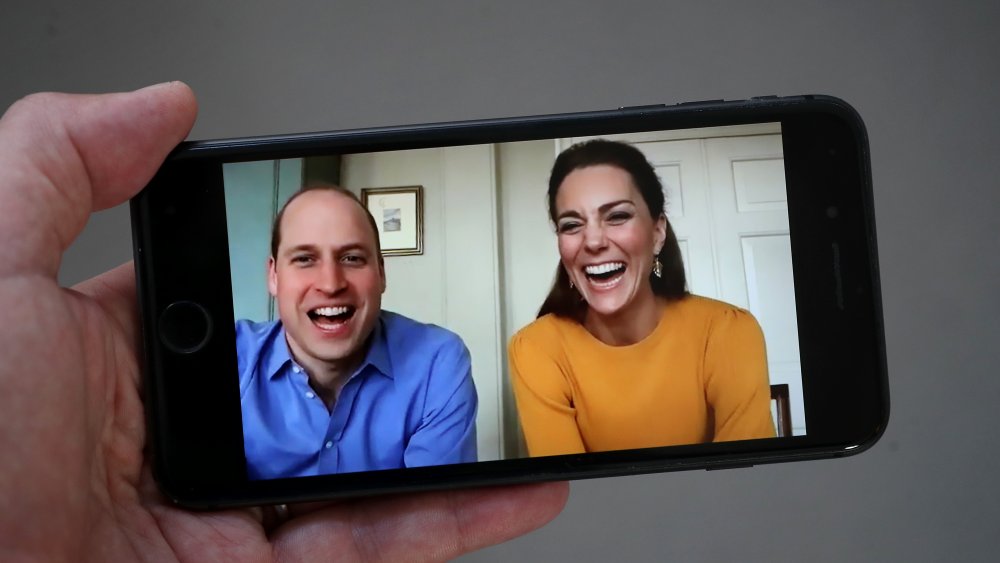 El príncipe William, el duque de Cambridge y Catherine, la duquesa de Cambridge son vistos en una conversación con estudiantes de la Academia Primaria Casterton por video chat