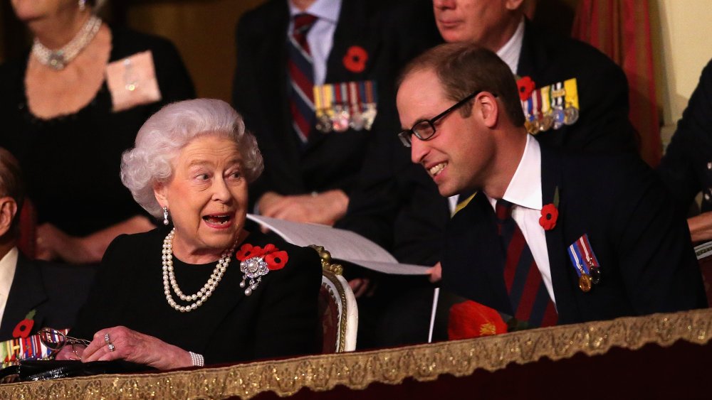 La reina Isabel II y el príncipe Guillermo