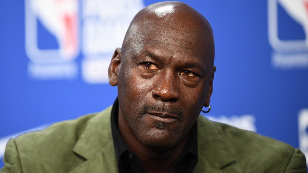 Michael Jordan de los Chicago Bulls escucha una pregunta que se le hizo sobre su futuro 11 de junio durante una conferencia de prensa después de la práctica para el Juego Cinco de las Finales de la NBA