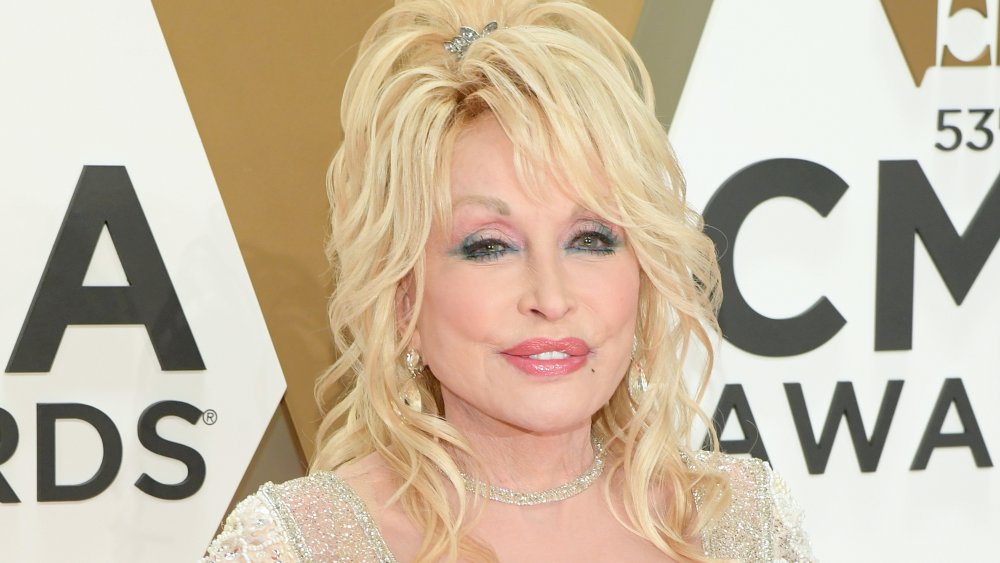 Dolly Parton asiste a la 53a entrega anual de los Premios CMA en el Music City Center