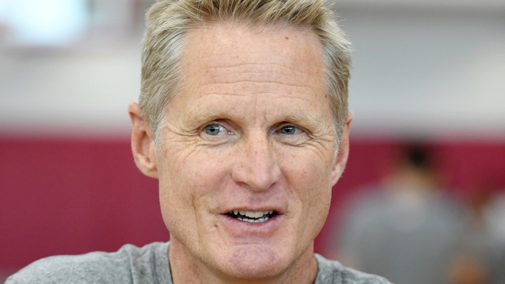 El asistente del entrenador Steve Kerr del equipo nacional masculino de EE. UU. De 2019 es entrevistado durante una sesión de práctica en el minicampamento de la Copa Mundial de la Copa Mundial de equipo masculino de baloncesto de EE. UU. De 2019