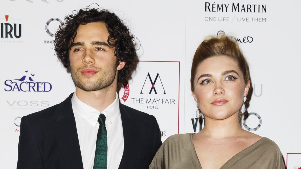 Toby Sebastian y Florence Pugh