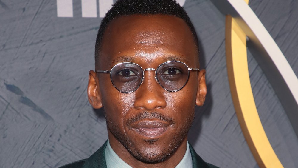 Mahershala Ali asiste a la recepción de los Premios Post Emmy de HBO en The Plaza en el Pacific Design Center