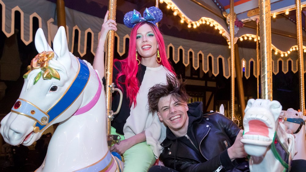 La cantante Halsey y el músico Yungblud montan en el King Arthur Carrousel en el parque Disneyland 