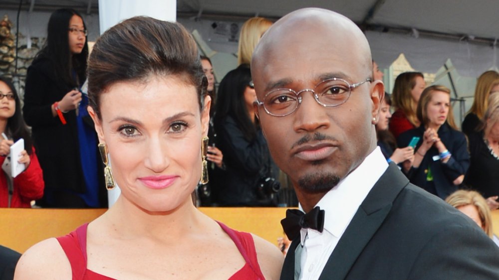 Idina Menzel y Taye Diggs en una alfombra roja.