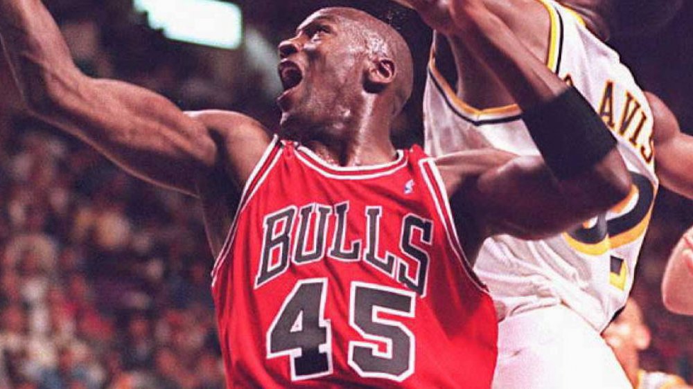 Michael Jordan, ex estrella de la NBA y propietario del equipo Charlotte Hornets, observa mientras se dirige a una conferencia de prensa antes del partido de baloncesto de la NBA entre Milwaukee Bucks y Charlotte Hornets