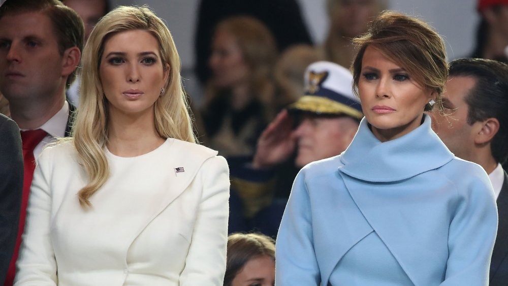 La primera dama Melania Trump (R), se encuentra con Ivanka Trump mientras un desfile pasa por el puesto de revisión inaugural del desfile frente a la Casa Blanca el 20 de enero de 2017