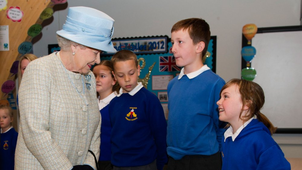 La reina Isabel con estudiantes en la escuela de Aberfan