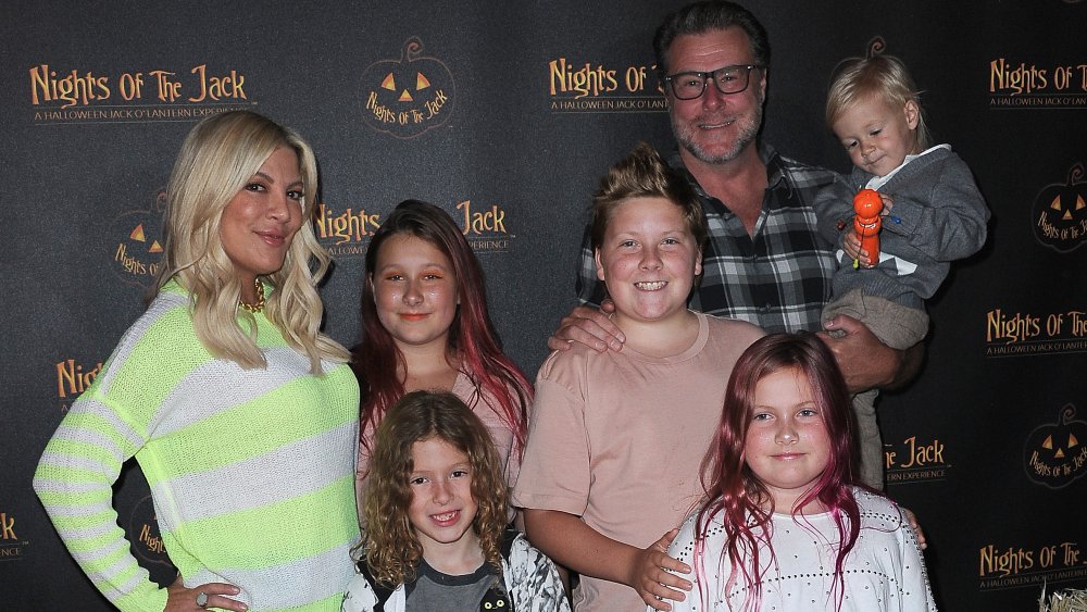 Tori Spelling, Dean McDemott y los niños llegan a Nights Of The Jack Friends & Family VIP Preview Night celebrada en King Gillette Ranch