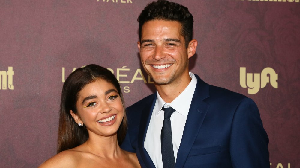 Sarah Hyland y Wells Adams posando en un evento