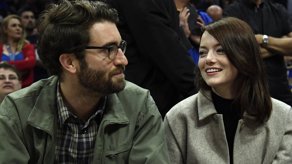 Emma Stone sonriendo a Dave McCary