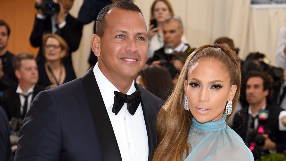 Alex Rodriguez y Jennifer Lopez posando en la Gala MET en 2017